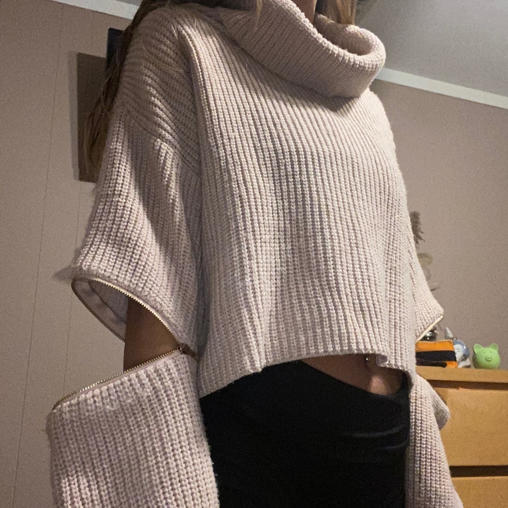 🥰 Turtleneck sweater with cut out elbows 🥰